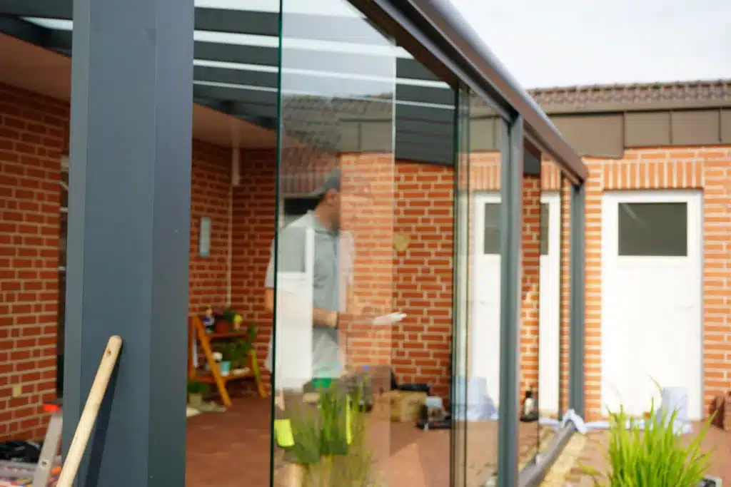 Moderne Terrassenüberdachung mit Aluminiumgestell in Lingen